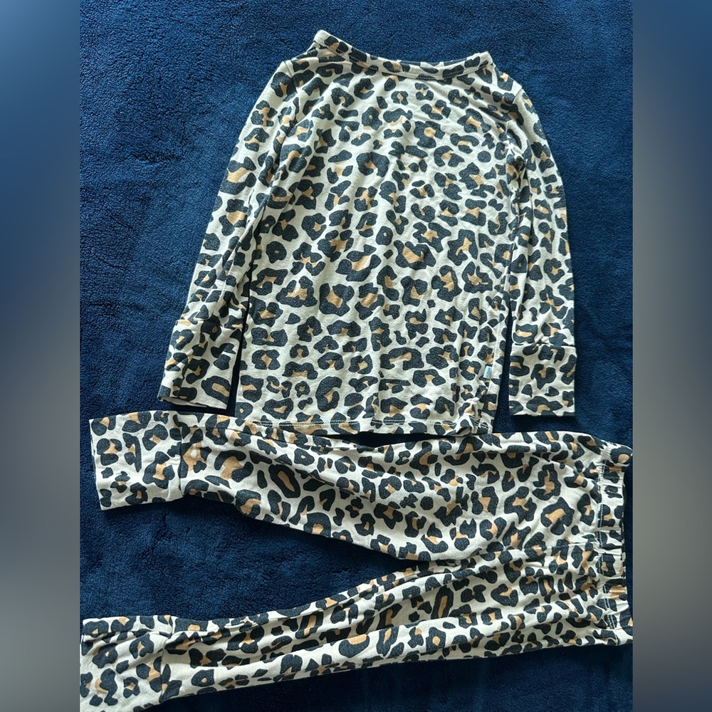4 Pairs of 2T sleepers, pajamas, Posh Peanut, Gap and Little Sleepies - Picture 4 of 15